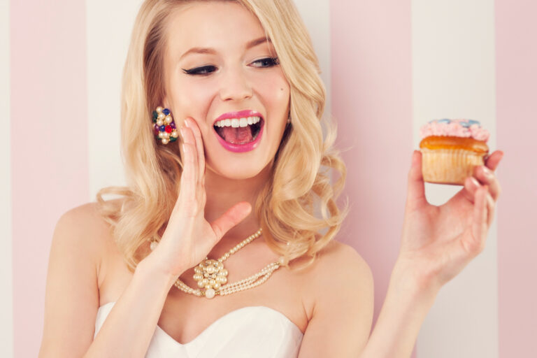 Vzrušená elegantná žena s muffinom