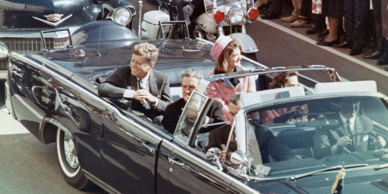 JFK s manželkou v Dalase v aute