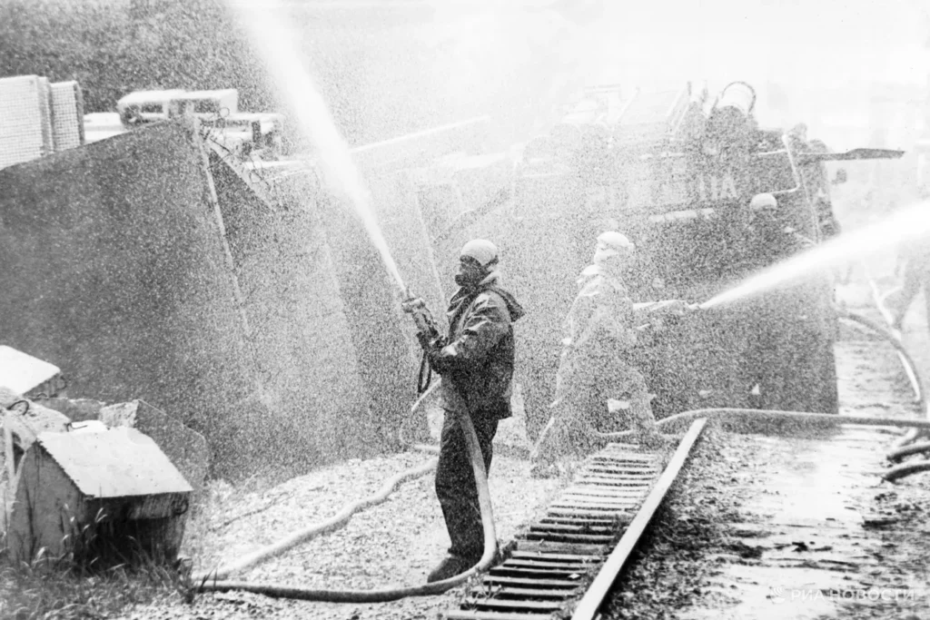 Pracovníci polievajú závod dekontaminantom, 1986.